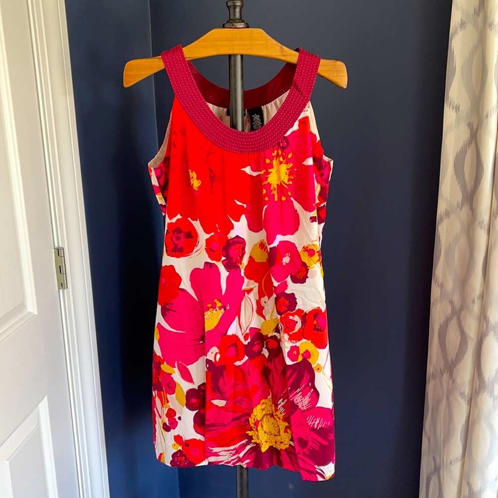 Summer sizzler: Sleeveless, vibrant floral shift dress red 🌺